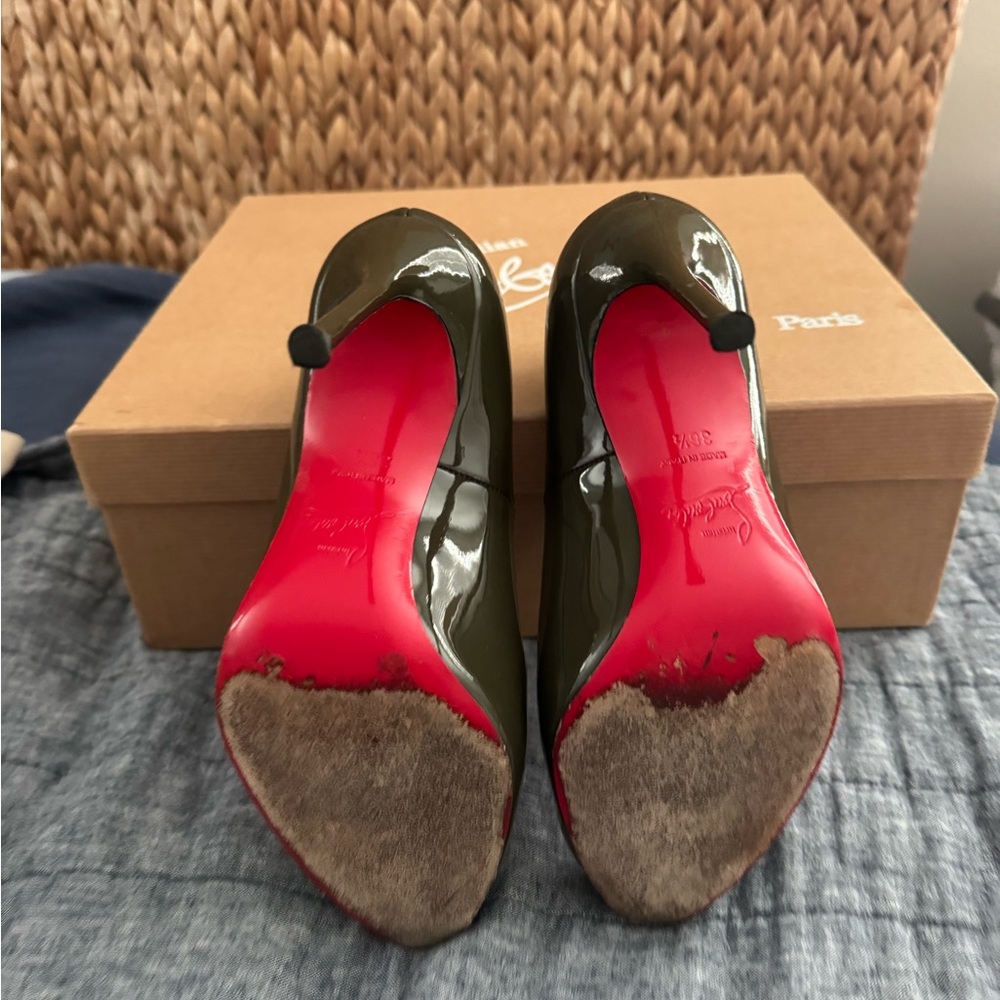 Christian Louboutin Olive Green Patent Pumps with Red Sole - Picture 2 of 6